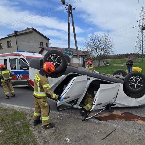 Wymusił pierwszeństwo, dachował… a na koniec dostał spory mandat