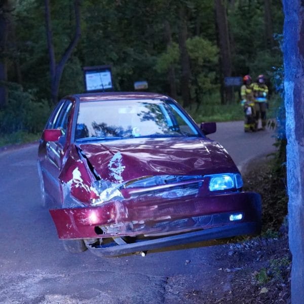 Chwila nieuwagi i wbił się w wiadukt?